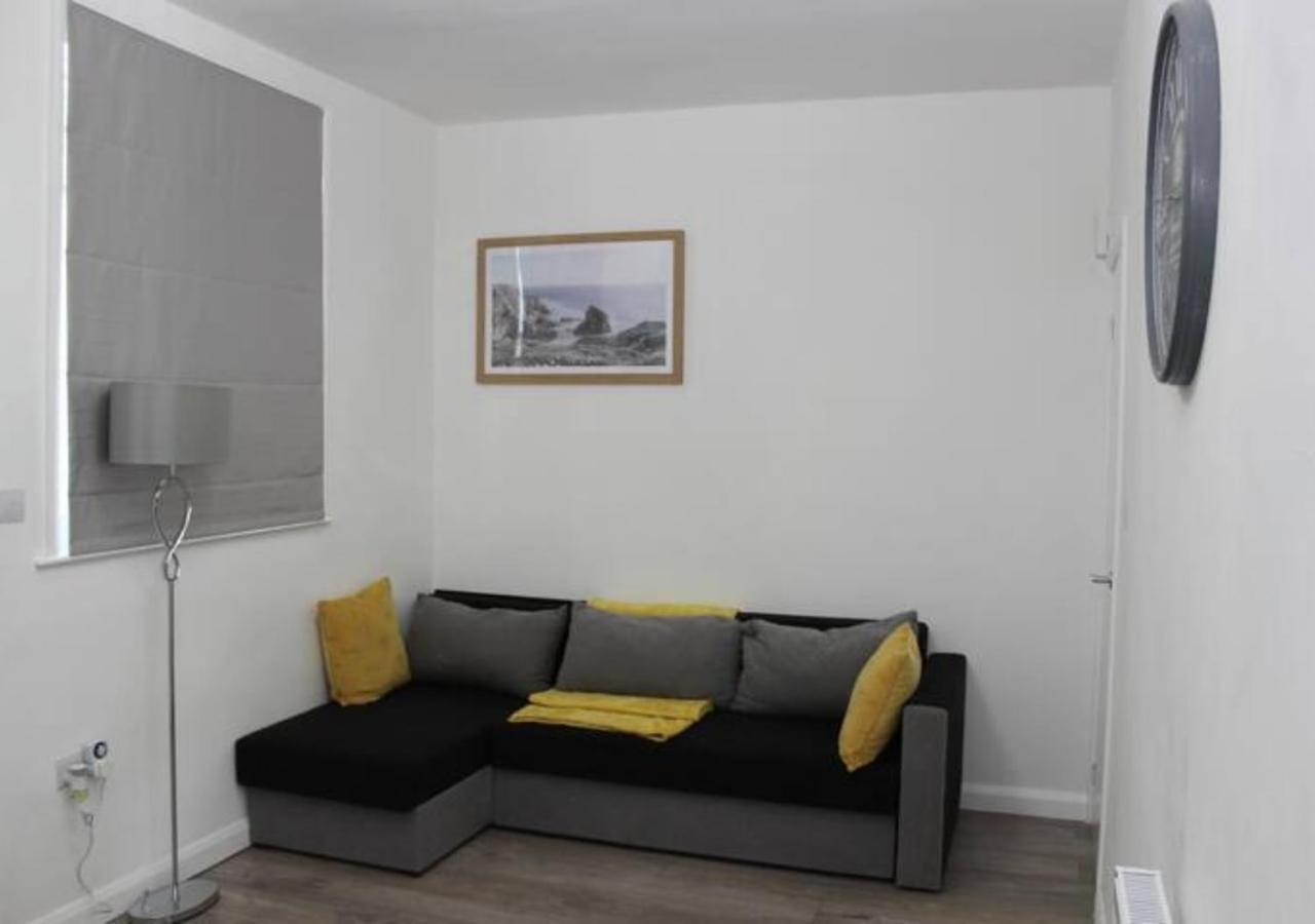 Villa Newly Refurbished 3 Bed 2.5 Bath House In Staines Exterior foto
