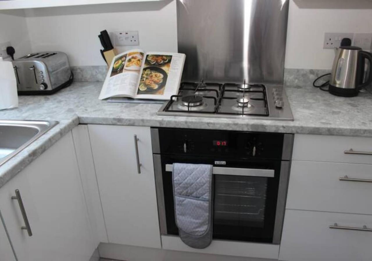 Villa Newly Refurbished 3 Bed 2.5 Bath House In Staines Exterior foto